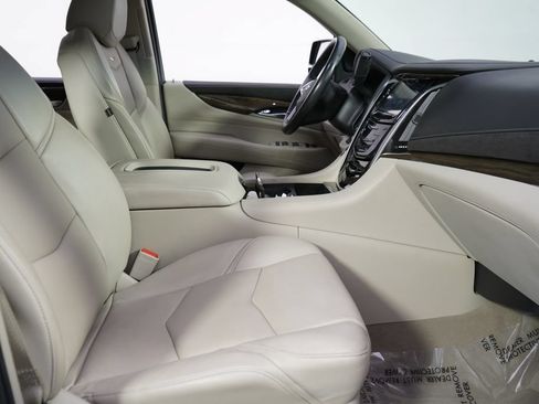Used 2019 Cadillac Escalade Premium Luxury AWD/4WD image 16