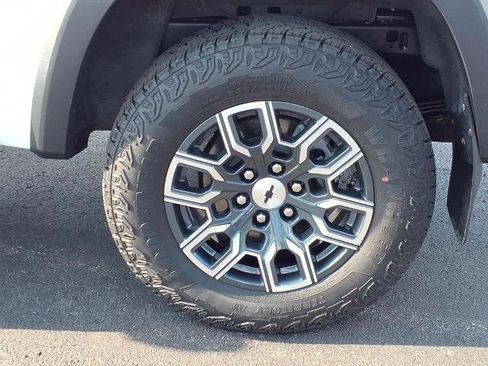 Used 2024 Chevrolet Colorado Z71 w/ Z71 Convenience Package 2 AWD/4WD image 7