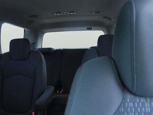 Used 2010 GMC Acadia SLE image 7