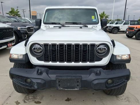 Used 2024 Jeep Gladiator Sport AWD/4WD image 2