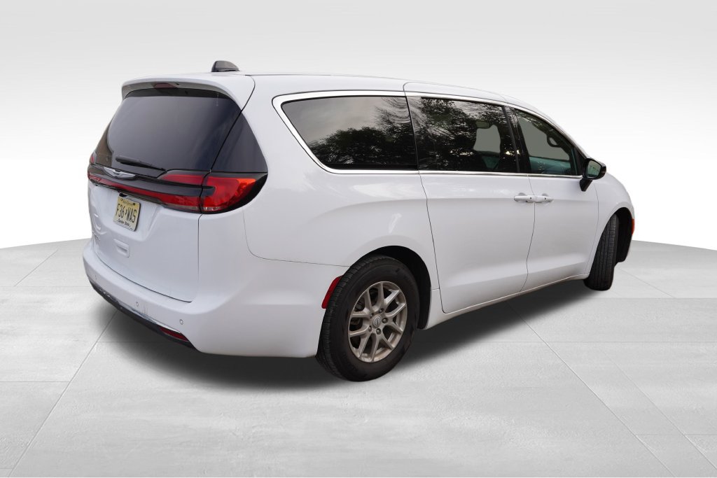 Used 2026 Chrysler Pacifica Select FWD image 3