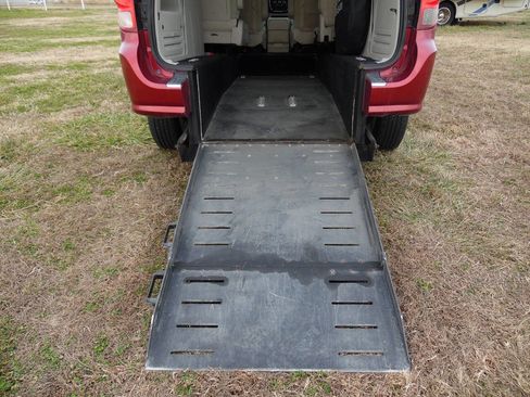 Used 2014 Dodge Grand Caravan SXT w/ UConnect Hands-Free Group image 24