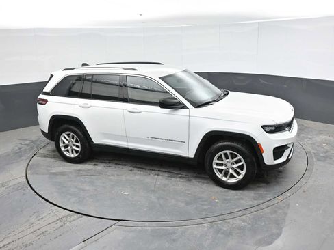 Used 2023 Jeep Grand Cherokee Laredo AWD/4WD image 19