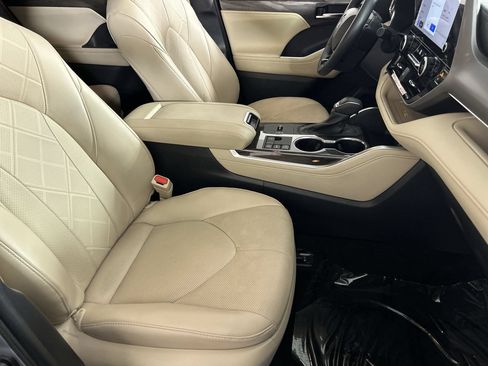 Used 2024 Toyota Highlander Platinum FWD image 27
