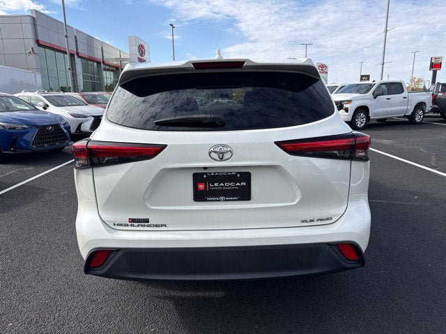 Used 2021 Toyota Highlander XLE AWD/4WD image 11