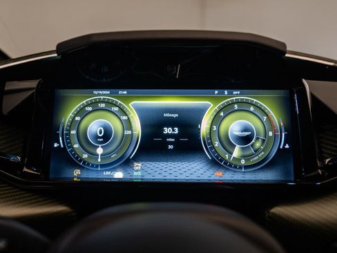 Used 2025 Aston Martin V8 Vantage Coupe image 5