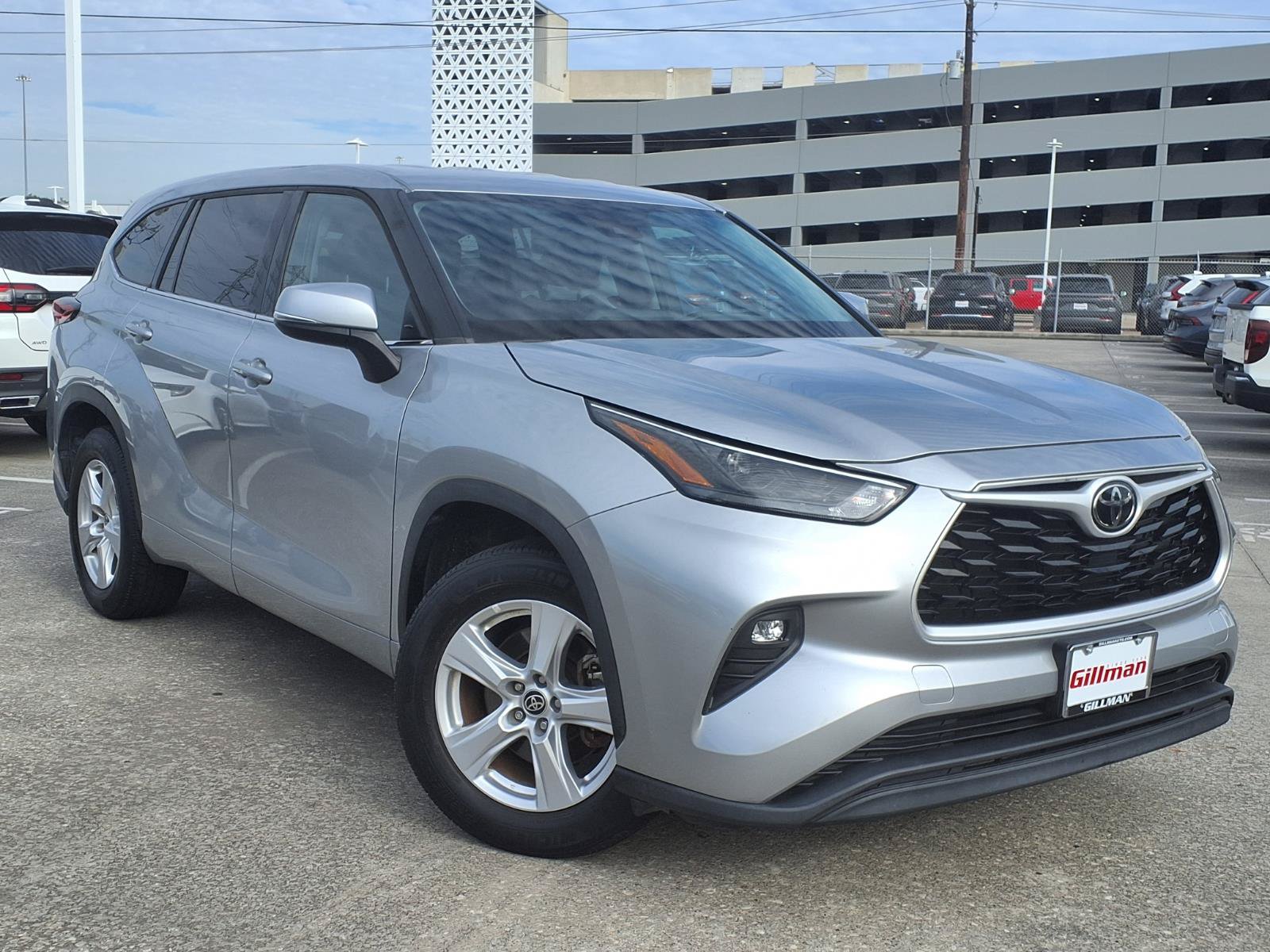 Used 2022 Toyota Highlander LE FWD image 2