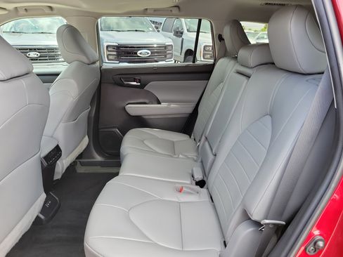 Used 2022 Toyota Highlander XLE FWD image 13