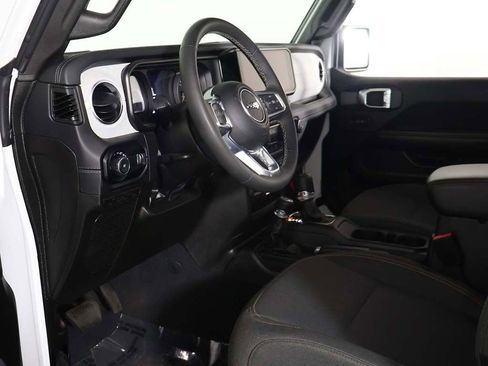 Used 2025 Jeep Wrangler Unlimited Sahara AWD/4WD image 21