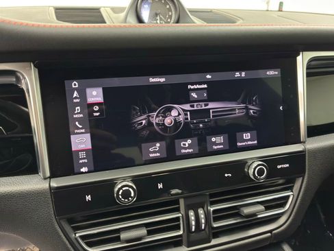 Used 2023 Porsche Macan w/ Premium Package Plus image 31
