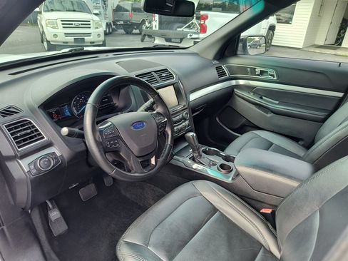 Used 2016 Ford Explorer XLT w/ Equipment Group 202A FWD image 13