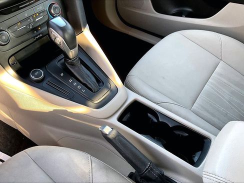 Used 2016 Ford Focus SE image 16