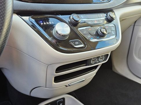 Used 2021 Chrysler Voyager Lxi image 23