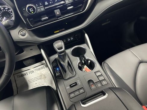 Used 2025 Toyota Highlander XLE image 41