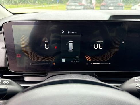 Used 2025 Kia Carnival FWD image 25