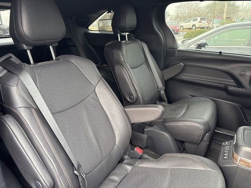 Used 2025 Toyota Sienna Platinum image 7