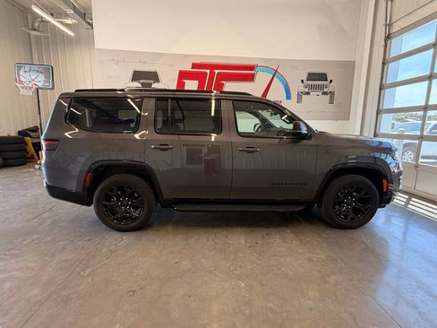 Used 2025 Jeep Wagoneer Series II AWD/4WD image 3