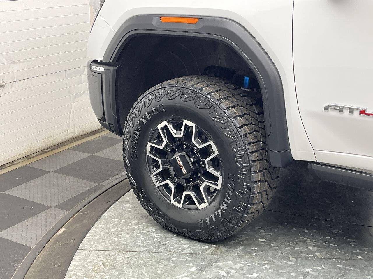 Used 2024 GMC Sierra 2500 AT4X AWD/4WD image 40