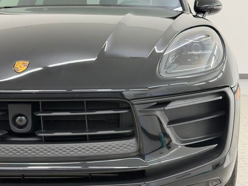 Certified 2025 Porsche Macan AWD/4WD image 12