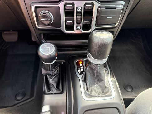 Used 2025 Jeep Wrangler Unlimited Sahara AWD/4WD image 23