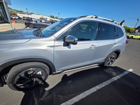 Used 2022 Subaru Forester Touring AWD/4WD image 3