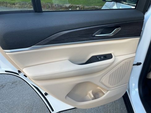 New 2025 Jeep Grand Cherokee Limited image 15