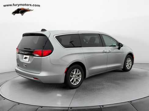 Used 2022 Chrysler Voyager LX image 3