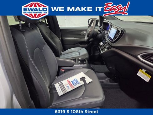 New 2026 Chrysler Pacifica Select image 6