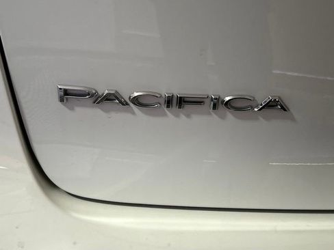 Used 2024 Chrysler Pacifica Touring-L FWD image 42