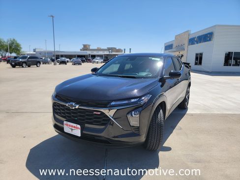 Used 2025 Chevrolet Trax RS w/ Driver Confidence Package image 3