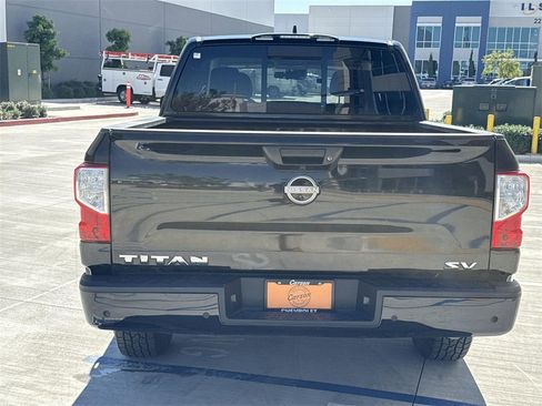 Used 2023 Nissan Titan SV image 4