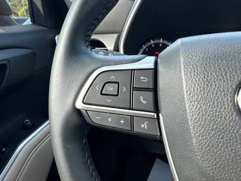 Used 2023 Toyota Highlander XLE FWD image 18