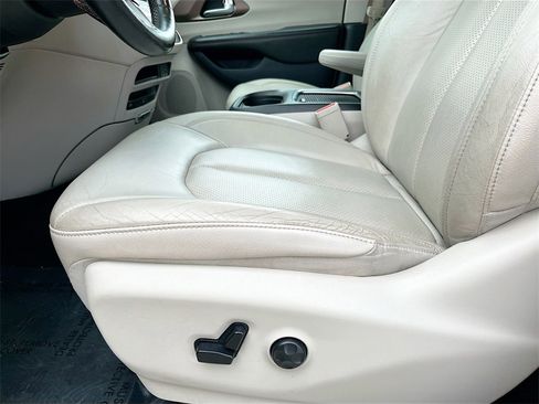 Used 2019 Chrysler Pacifica Touring-L Plus w/ Tire & Wheel Group image 19