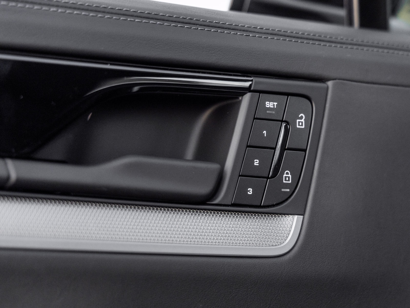 Certified 2026 Porsche Cayenne E-Hybrid Coupe AWD/4WD image 21