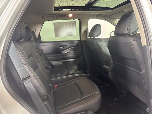 Used 2025 Nissan Pathfinder SL w/ SL Premium Package image 6