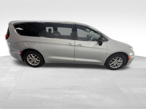 Certified 2024 Chrysler Pacifica Touring-L FWD image 7