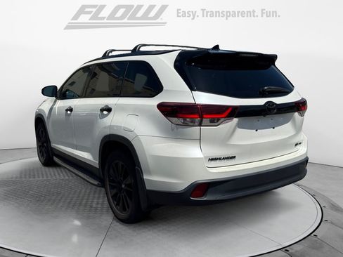 Used 2019 Toyota Highlander SE w/ Nightshade Edition AWD/4WD image 5