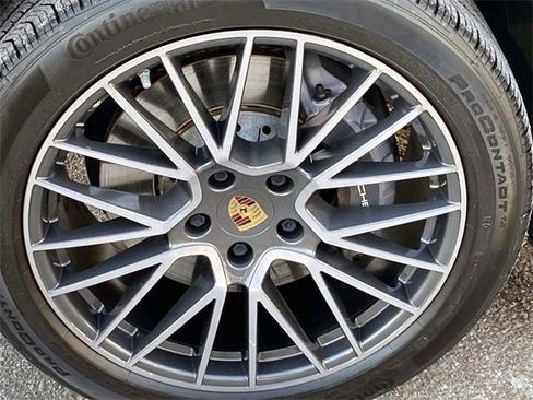 Used 2022 Porsche Cayenne Platinum Edition image 29
