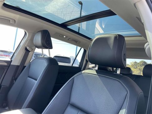 Certified 2022 Volkswagen Tiguan SE image 17