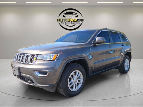 Used 2020 Jeep Grand Cherokee Laredo image 3
