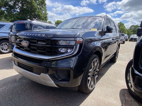 Used 2025 Ford Expedition Platinum w/ Platinum Ultimate Package AWD/4WD image 2