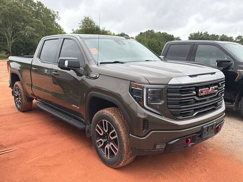 Used 2024 GMC Sierra 1500 AT4 w/ Technology Package AWD/4WD image 3