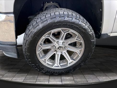 Used 2018 Chevrolet Silverado 1500 LT w/ All Star Edition image 9