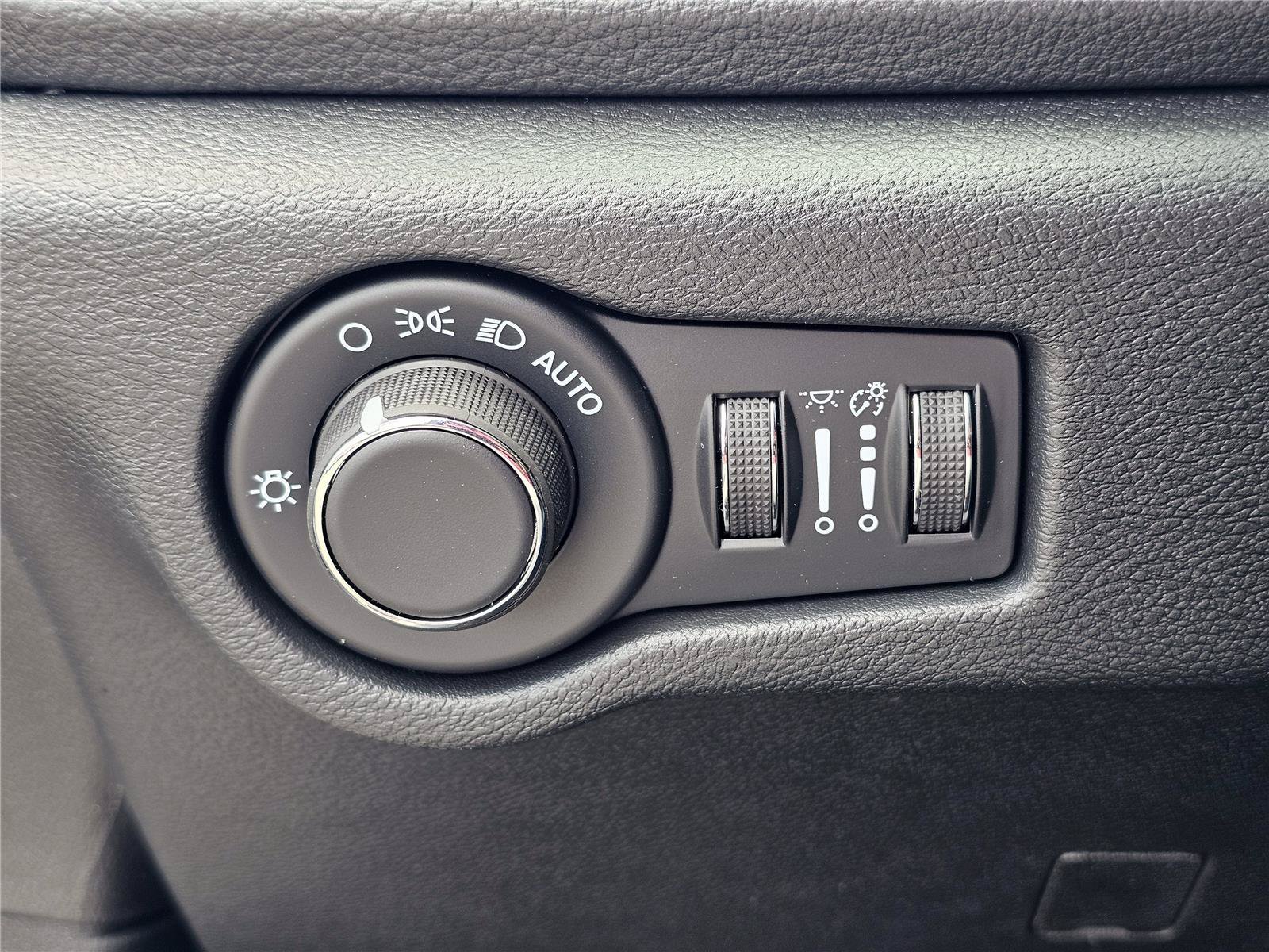New 2027 Chrysler Pacifica Select FWD image 18