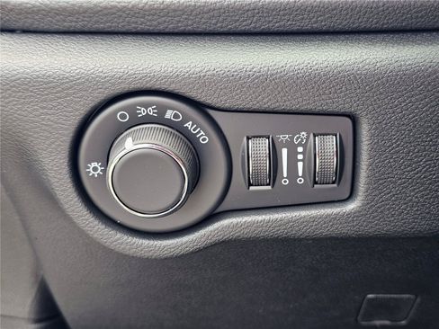 New 2027 Chrysler Pacifica Select FWD image 18