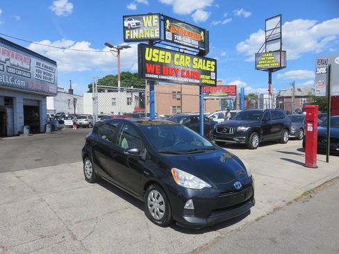 Used 2014 Toyota Prius C One FWD image 3
