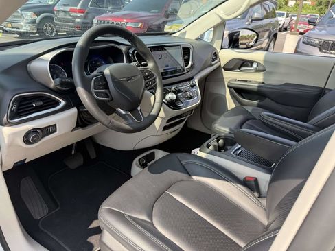 Used 2024 Chrysler Pacifica Touring-L FWD image 16