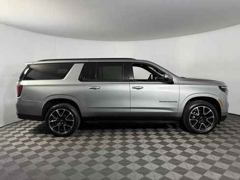Used 2025 Chevrolet Suburban RST image 5