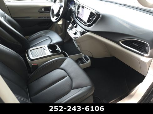 Used 2024 Chrysler Pacifica Touring-L FWD image 45