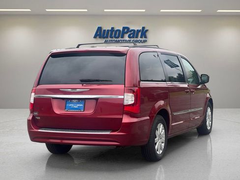 Used 2016 Chrysler Town & Country Touring image 7